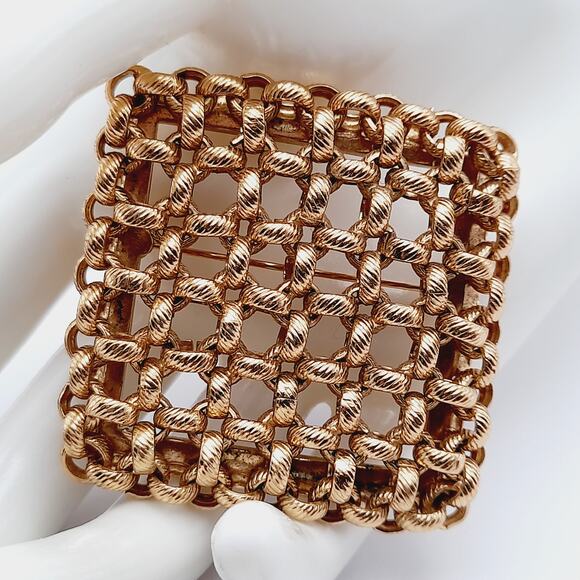 Vintage Monet Gold Plated Woven Square Brooch – 1980s Statement Designer Jewelry - Picture 4 of 10